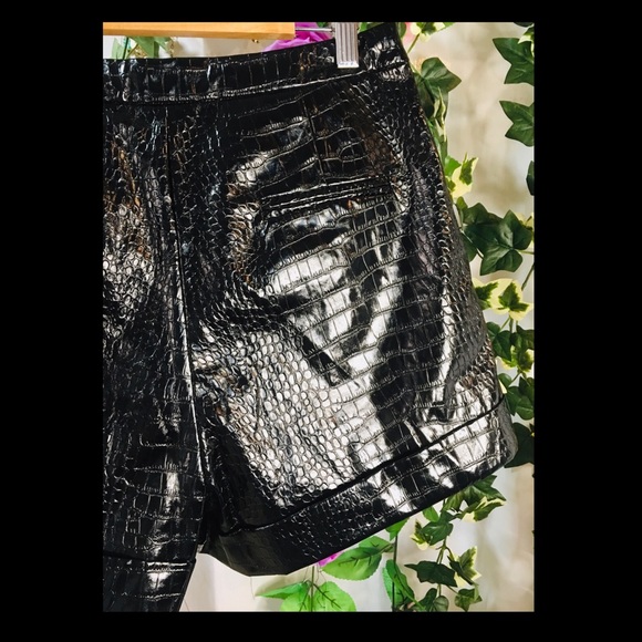 *Cameo The Label* High waisted croc look shorts 🖤 - Picture 7 of 9